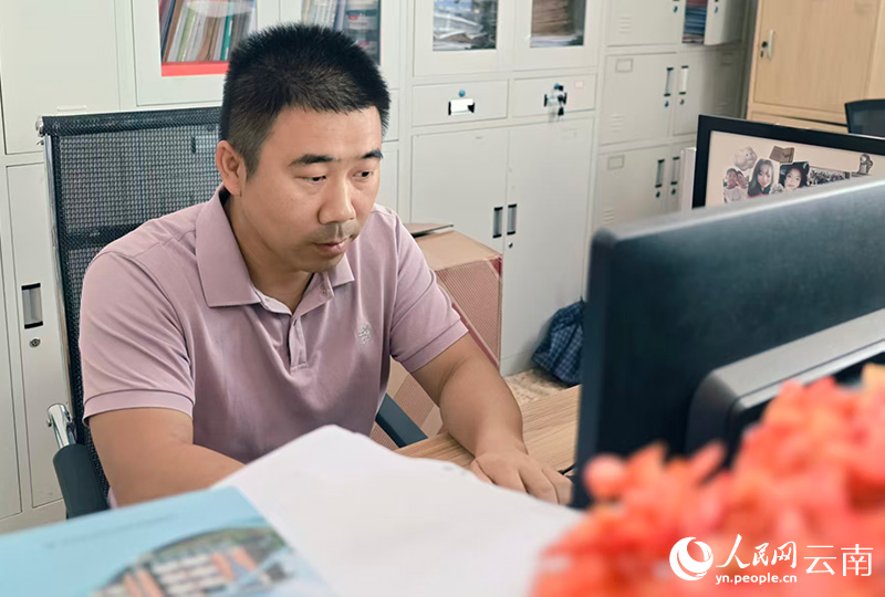 9月开学,徐润刚在准备课件。人民网 尹馨摄