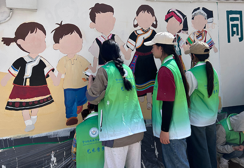 2025年暑假,无声墙绘志愿服务队在昆明禄劝开展活动。云南特殊教育职业学院供图