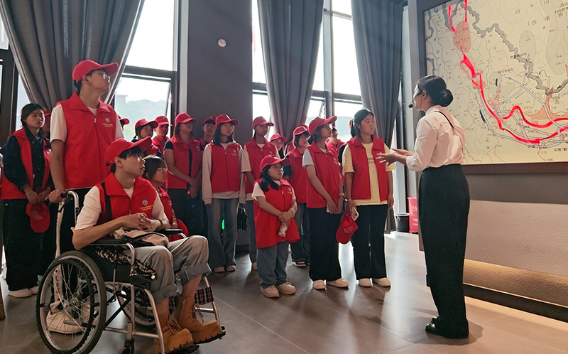 【1】数字经济学院的学生到楚雄姚安参加“三下乡”活动。云南特殊教育职业学院供图